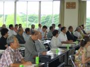 沢山の参加者が席につき、総会に参加している様子の写真