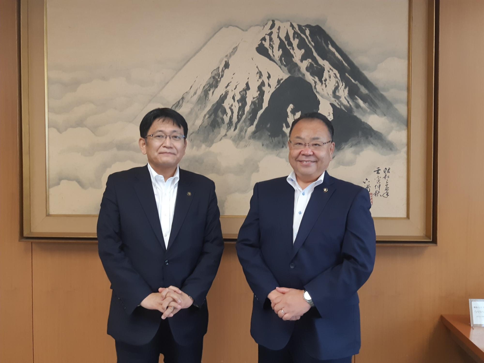 神谷俊一市長と、市長が笑顔で並んでいる写真