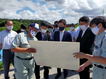 男性と一緒に地図を持った市長が、秋本衆議院議員、角田元衆議院議員と関係者に説明をしている写真