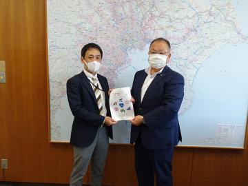 千葉国道事務所長と市長が書類を一緒に持っている写真
