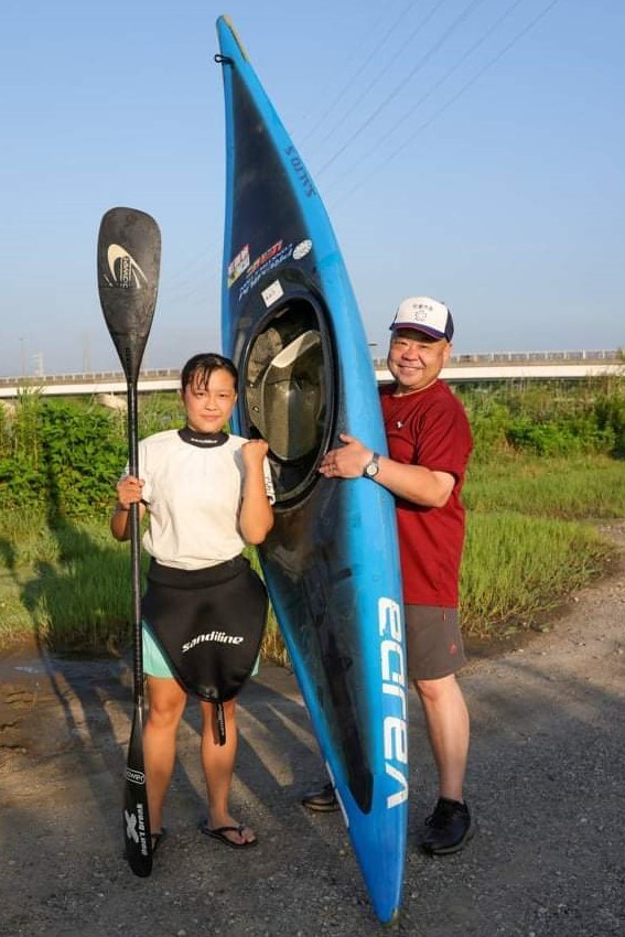 カヌーを持つ市長と、その横でガッツポーズをする長洲百香選手の写真