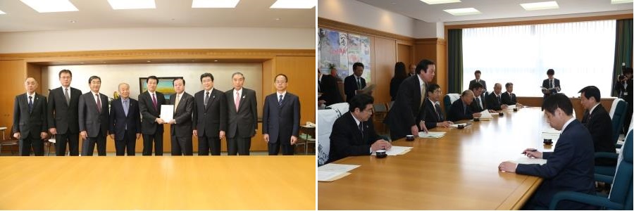 右側：要望書を手に関係者と記念撮影 左側：千葉県知事に対して要望書を提出している様子の写真