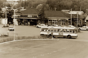 数台のタクシーが並んでいる旧国鉄佐倉駅前の道路からバスが発車した白黒写真