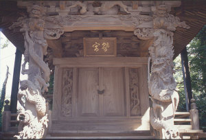 龍の彫刻が施された先崎鷲神社本殿をアップで写した写真