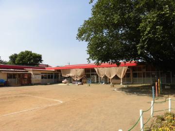 赤い屋根で園庭を囲んだ造りとなっている南志津保育園の全体を写した写真