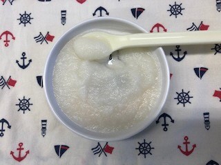 小皿に入った米がゆの写真