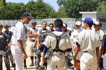 子供達に指導をしている元プロ野球選手の写真