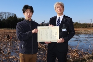 株式会社佐倉れんこんの代表者と市の職員が表彰状を一緒に持って立っている写真