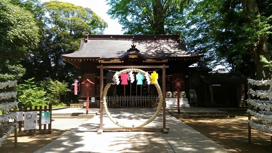 正面に茅の輪がある神社の写真