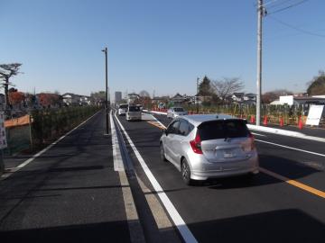 開通した道路を走行している一般車を写した写真