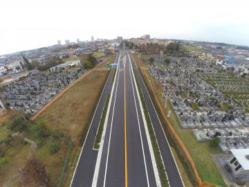 写真中央に道路が開通し、道路横に建物が並んでいる写真