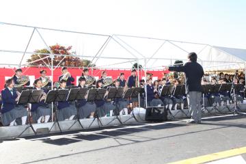 開通した道路で西志津中学校吹奏楽部による演奏が行われている写真
