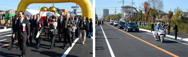 左：黄色の門に付けられたくす玉が割られ、歩き初めがスタートしたばかりの写真、右：開通した道路を白バイの先導による走り初めが行われ道路脇で見物客が写真を撮っている写真
