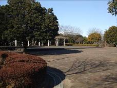 生垣や木々に囲まれた園内の奥に東屋が設置された池の台公園の写真