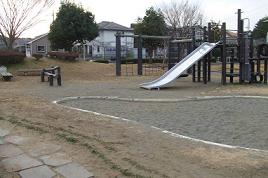 すべり台や砂場などの遊具が設置されている大廻公園の写真