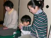 母親と子どもがお茶を嗜んでいる呈茶席の様子の写真