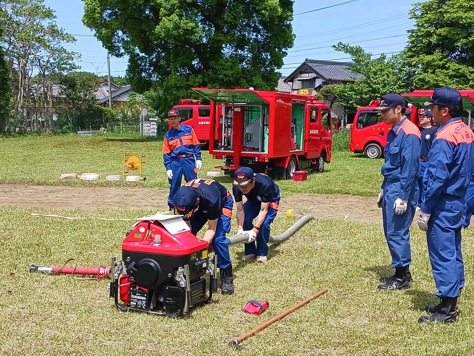 ポンプの取扱い要領を学ぶ消防団員の様子