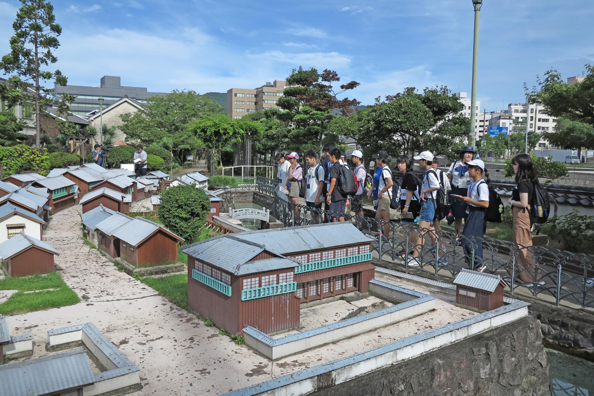 家が沢山建っている出島の模型を生徒たちが見学している写真