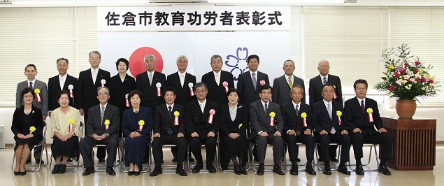 前列に11名、後列に10名の胸章リボンをつけた方々の集合写真