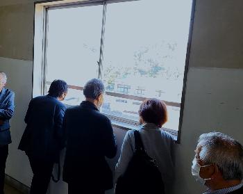 飯郷作遺跡を視察する委員