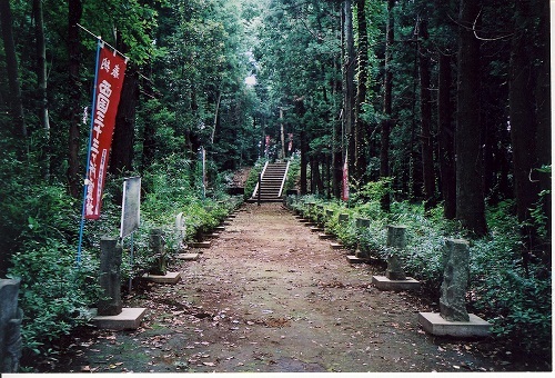 道の両脇に石碑が並び、その奥に階段が見える下総まわたし宿百観音の写真