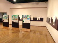 壁やボードにパネルが設置されている和田地区の歴史を紹介するコーナーの写真