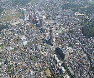 高層ビルが立ち並ぶユーカリが丘駅周辺を空撮した写真