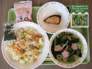 ミニ菱餅が入っているひなまつりの給食の写真