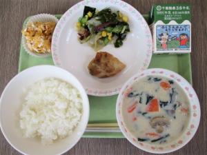 マシュマロコーンが添えられた、クリームシチューの給食の写真