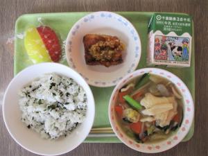 わかめごはんや、青森県の郷土料理で構成された給食の写真
