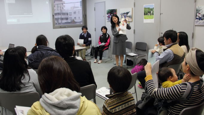 千葉敬愛短期大学と佐倉市が連携して行っている取組み事業の説明を受ける様子。
