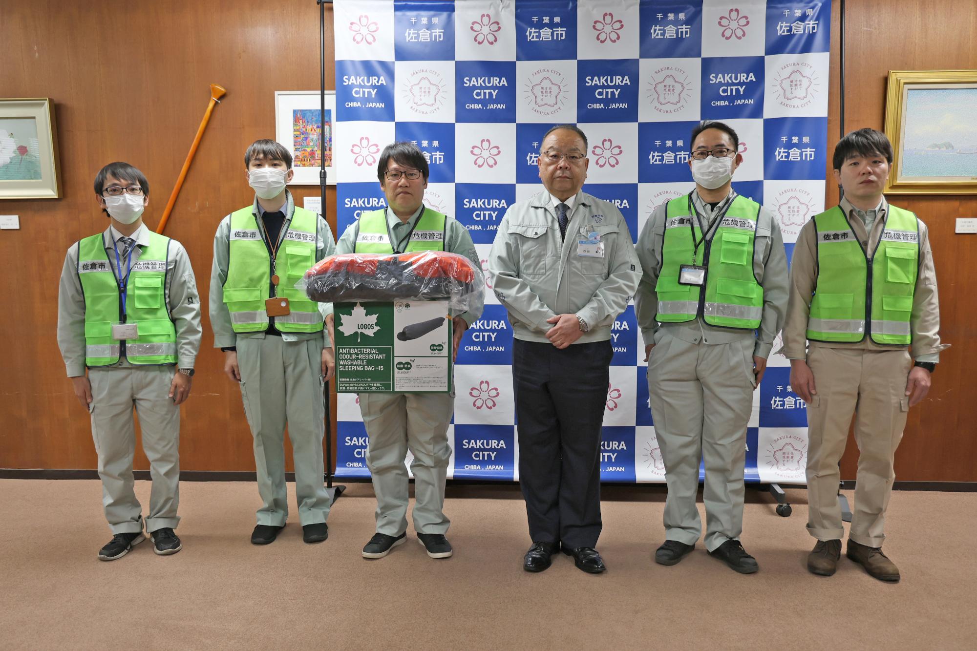 能登半島地震により派遣される職員5名と佐倉市長の写真