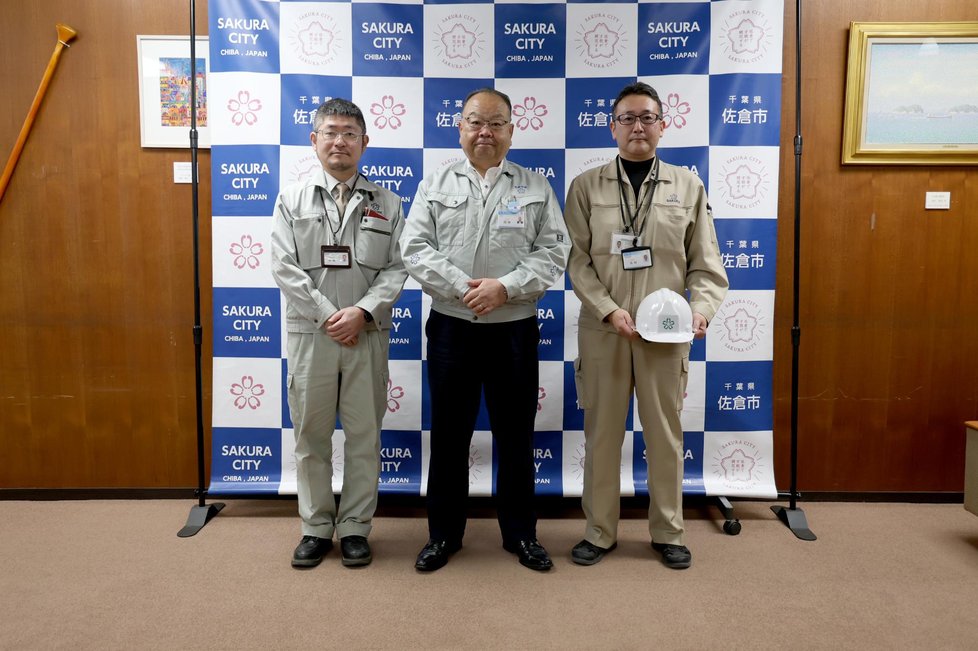 能登半島地震により派遣される職員2名と佐倉市長の写真