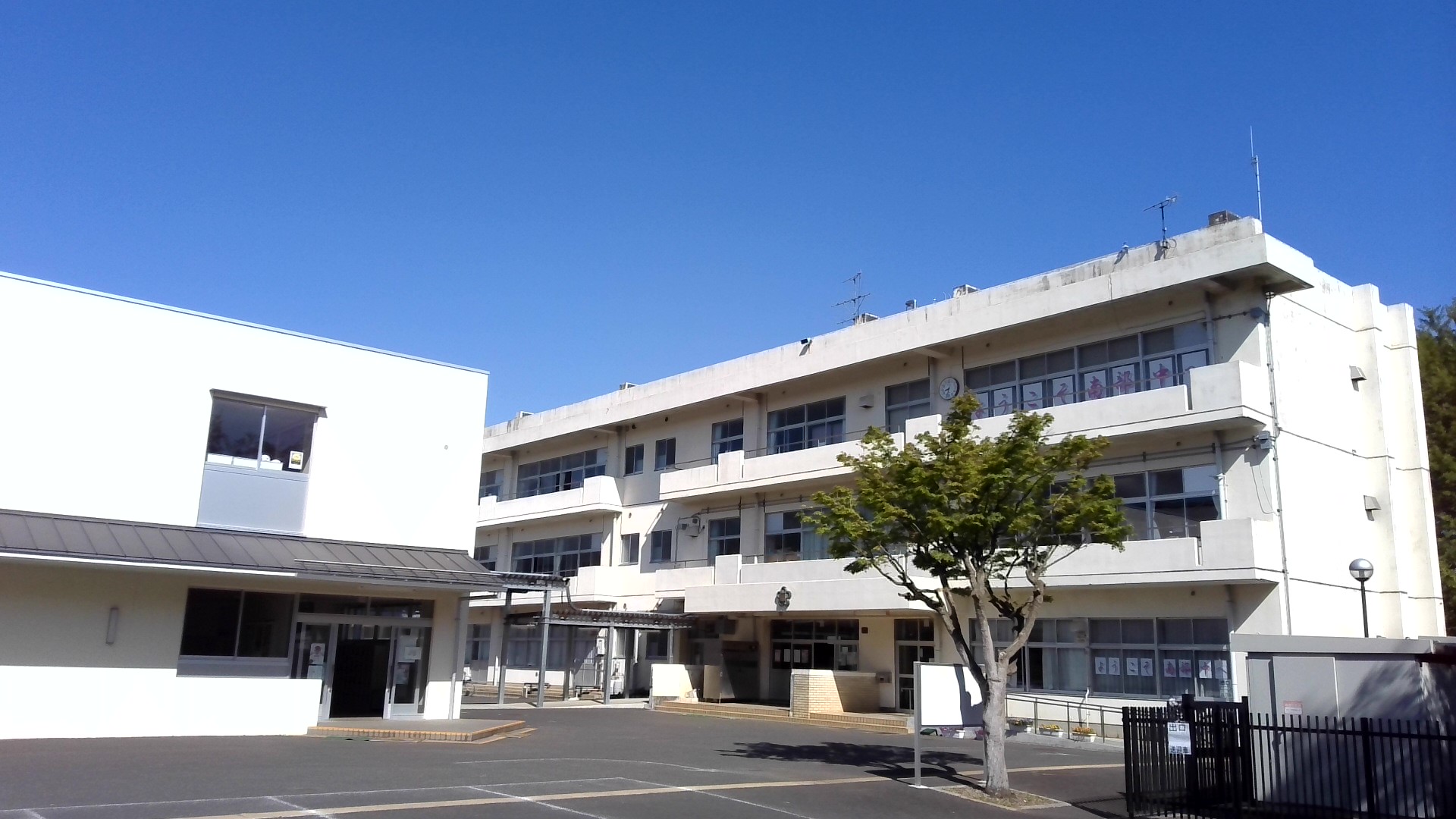 青天の下で撮影された、佐倉市立南部中学校の校舎外観の写真