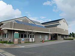 タイル調の外壁で屋根部分は三角屋根となり、2つの建物が横に並んでいる複合施設の和田ふるさと館 の外観の写真