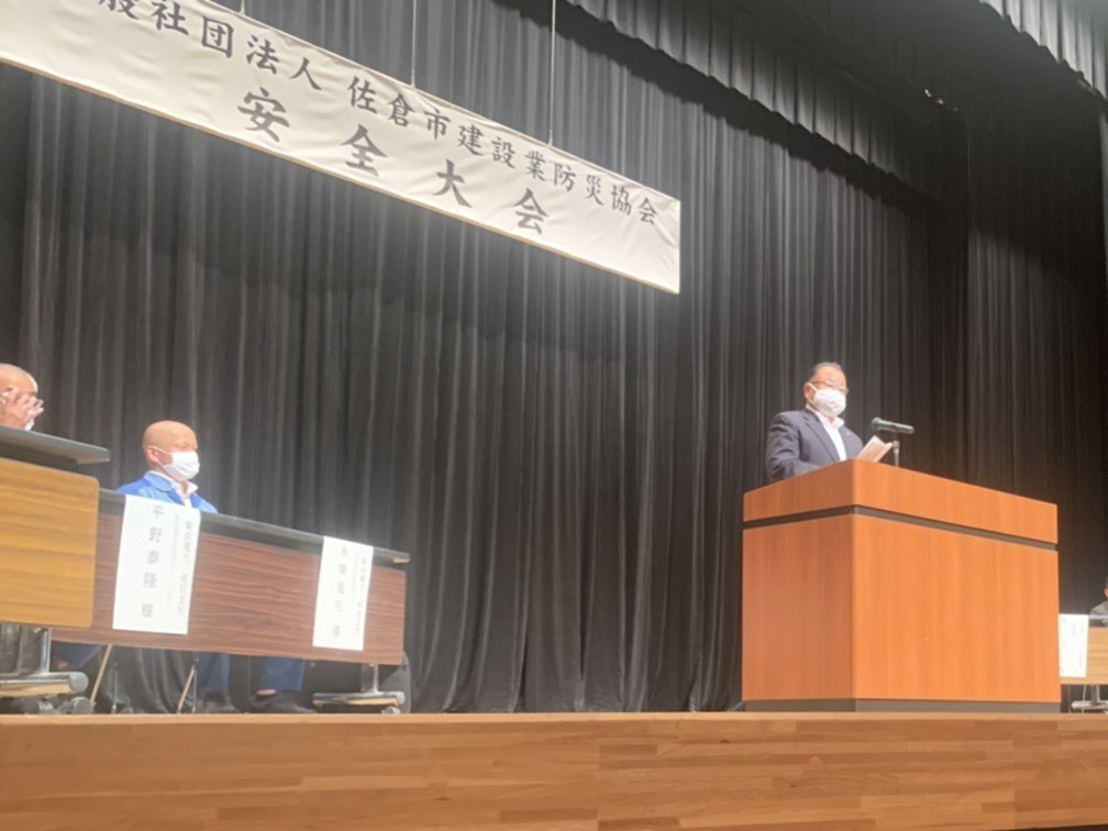 佐倉市建設業防災協会安全大会で、舞台の上の演台で話をしている市長の写真