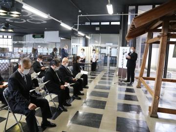 令和3年度佐倉市平和式典で、着席する参加者と、前方であいさつをしている市長の写真