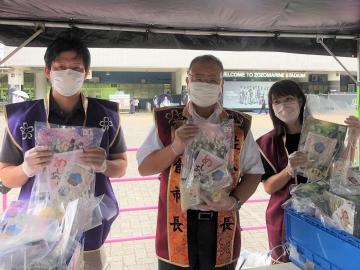 法被を着た市長や、男女が佐倉市の特産品が入った袋を持っている写真