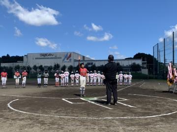 赤いユニフォームを着た少年野球の選手が、市長の前で選手宣誓をしている写真