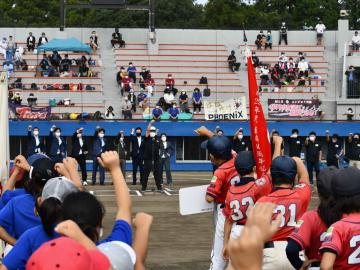 第13回佐倉市少年野球友遊ボール大会にて、参加した野球チームのメンバーや、関係者がこぶしを上にあげている写真