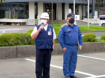 令和3年度佐倉市役所消防訓練にて、ヘルメット被った市長がマイクを持って話をしている写真