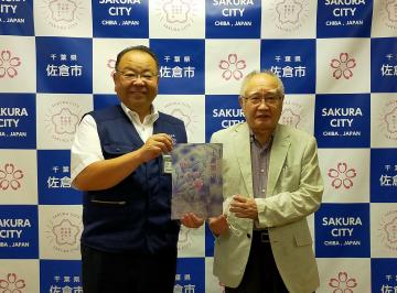 上瀧勝治様と、市長がチラシのような物をもって並んでいる写真