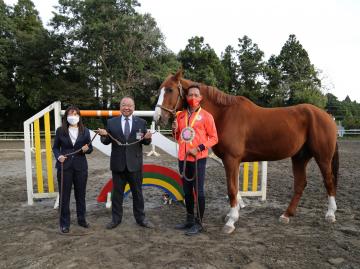 メダルを付けた福島大輔選手や、市長と女性が馬と一緒に並んでいる写真