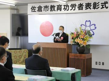 佐倉市教育功労者表彰式にて、演台に立つ市長が挨拶をしている写真