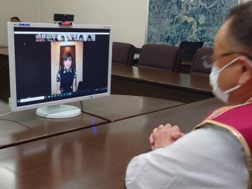 荻野目洋子さんとオンラインミーティングをしている市長の写真