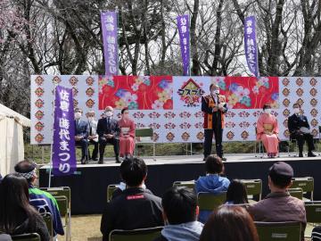 佐倉時代まつりで、観客の前で舞台に立つ市長が挨拶をしている写真