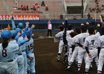 青や白のユニフォームを着た野球チームが、前方にいる市長を注目し、拳を上にあげている写真