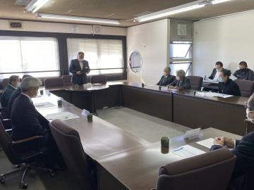 第1回佐倉・時代まつり実行委員会にて、会議室に着席する参加者達と、書類を持って立っている市長の写真