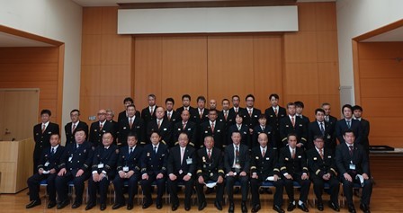 正装した消防団員や、市長、関係者の集合写真