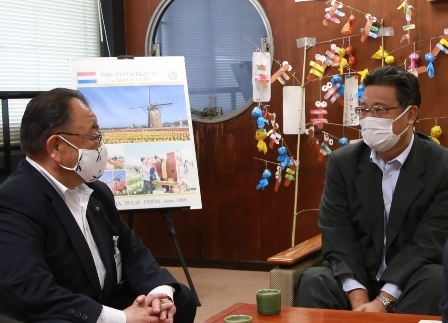 市長と、男性が着席して話をしている写真